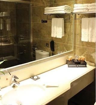 Jinyue Business Hotel Yichuan  Екстериор снимка